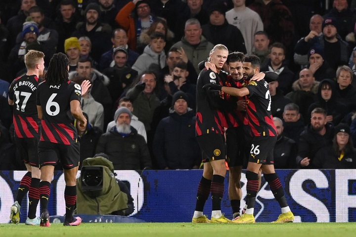 2023 Manchester City alternatives rot-schwarzes Trikot in der Hauptfarbe